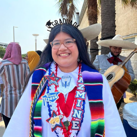 Graduation Headband "La Graduada" for Latina Women – Black & Gold Lettering Diademea de Graduación "La Graduada" para Mujeres Latinas – Letras Negras y Doradas