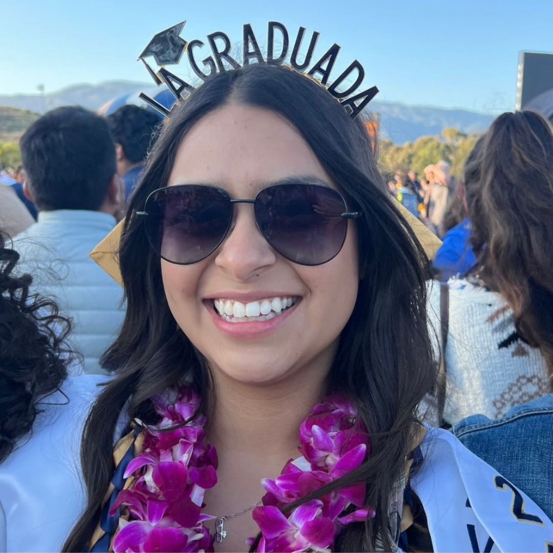Graduation Headband "La Graduada" for Latina Women – Black & Gold Lettering Diademea de Graduación "La Graduada" para Mujeres Latinas – Letras Negras y Doradas